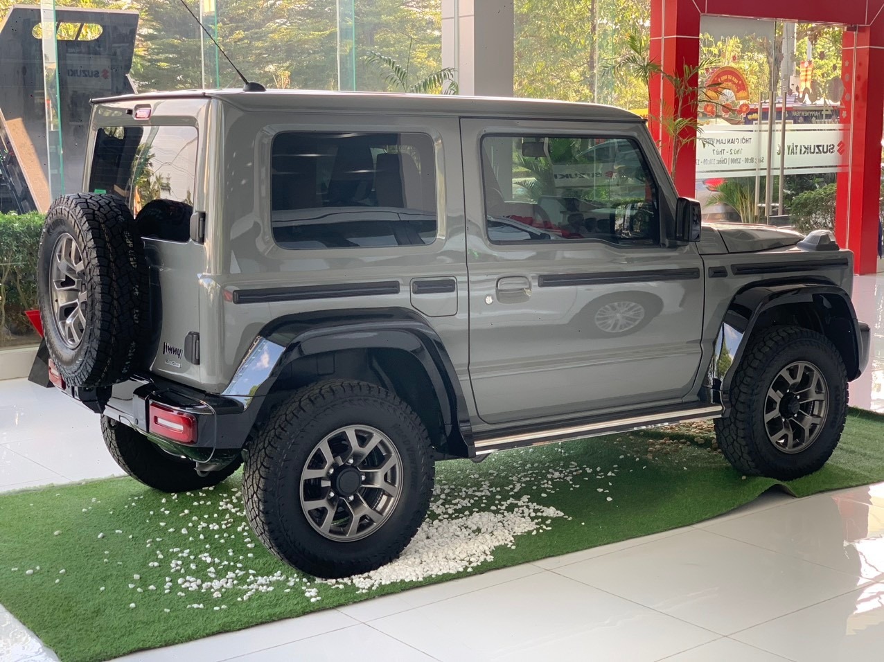 Suzuki Jimny độ kiểu G 63 giá 999 triệu tại đại lý: Thay nhiều chi tiết, có xe giao sớm cho khách Việt chơi Tết - Ảnh 3