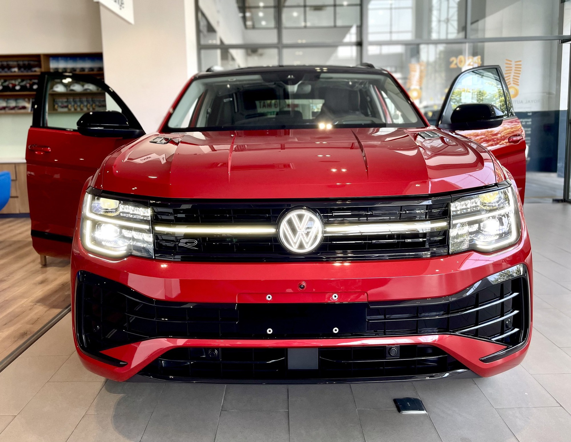 VW Teramont X giá 2,168 tỷ giao khách Việt đi Tết dù chưa ra mắt: Giới hạn 20 xe, đủ thủ tục ra biển, cạnh tranh Explorer - Ảnh 4