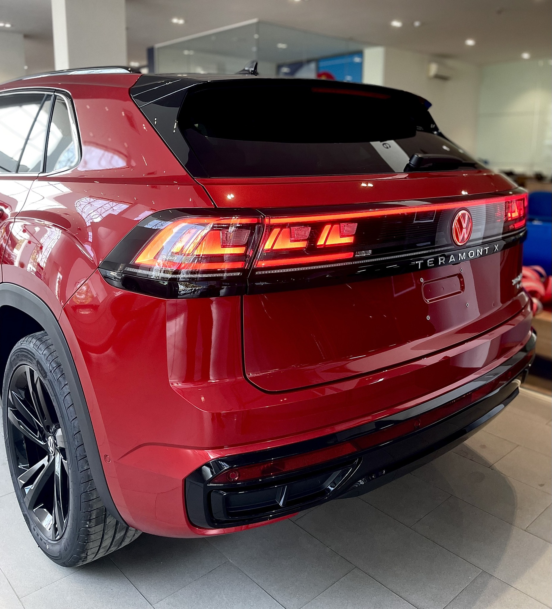 VW Teramont X giá 2,168 tỷ giao khách Việt đi Tết dù chưa ra mắt: Giới hạn 20 xe, đủ thủ tục ra biển, cạnh tranh Explorer - Ảnh 6