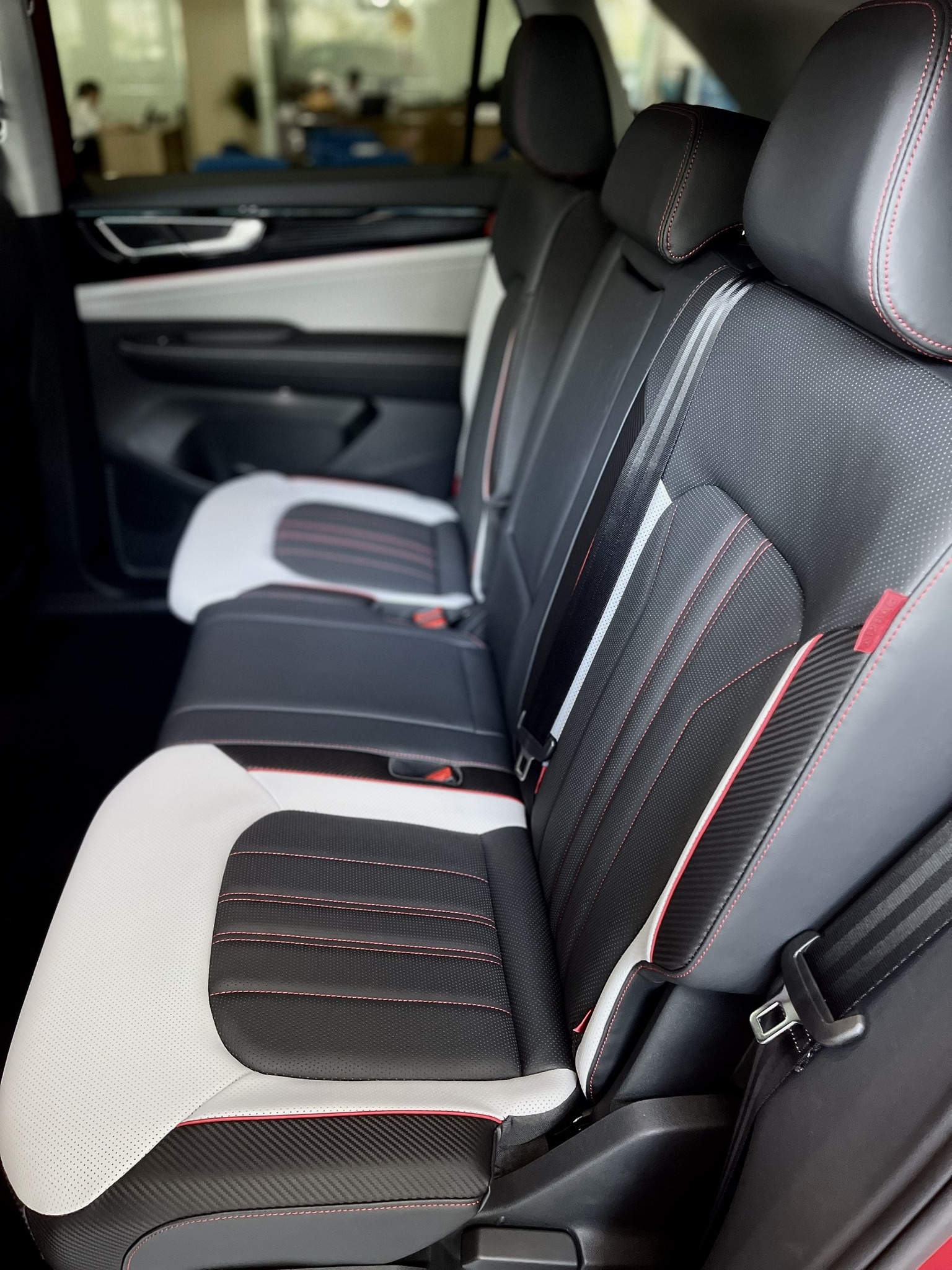 VW Teramont X giá 2,168 tỷ giao khách Việt đi Tết dù chưa ra mắt: Giới hạn 20 xe, đủ thủ tục ra biển, cạnh tranh Explorer - Ảnh 10