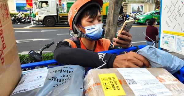 Cảnh trái ngược sát Tết: Nơi hàng hoá chất cao như núi, nơi khoe đơn đi như thác lũ, tài xế kiếm đậm