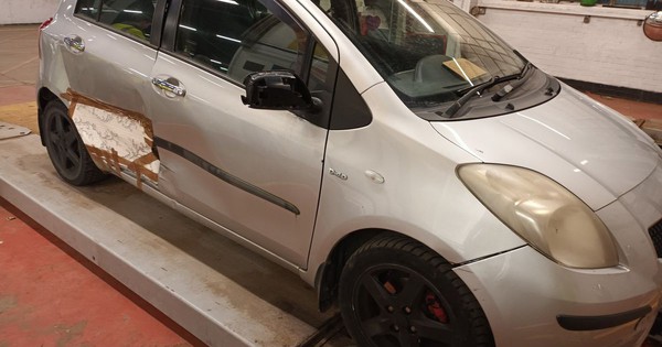 Biết là Toyota bền nhưng tự sửa bằng giấy và băng dính như thế này thì đúng 'có một không hai'
