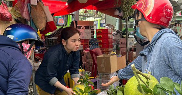 Phiên chợ 30 Tết: Chỉ cần hàng đẹp là xuống tiền