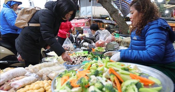 Mùng 3 Tết, nhiều mặt hàng thực phẩm, hoa tươi đã 'hạ nhiệt'