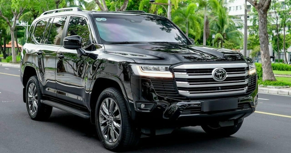 Toyota Land Cruiser LC300 bị hét giá 'bia kèm lạc'' tới gần 1 tỷ đồng, thiếu chìa giao khách
