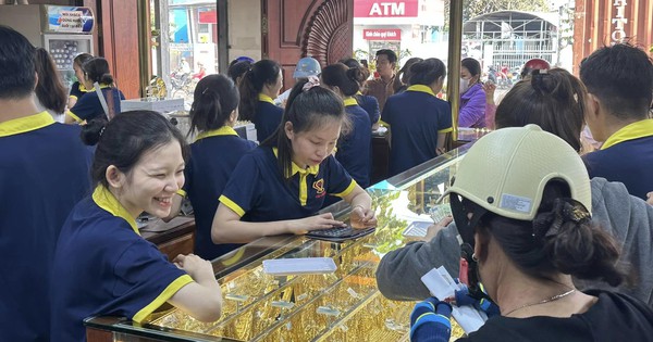 Lượng khách tăng gấp 5 lần, chủ tiệm nói "Tết đã bán hết vàng, phải nhập vàng mới cho ngày Vía Thần Tài"