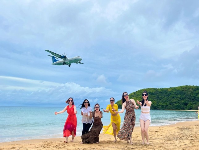 Sốt vé Hà Nội - Côn Đảo vì tin sắp đóng cửa đường bay thẳng - Ảnh 2