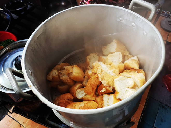 Khách Tây trầm trồ món làm từ bánh mì người Việt cũng ít nghe: "Tưởng không ngon mà ngon không tưởng" - Ảnh 2