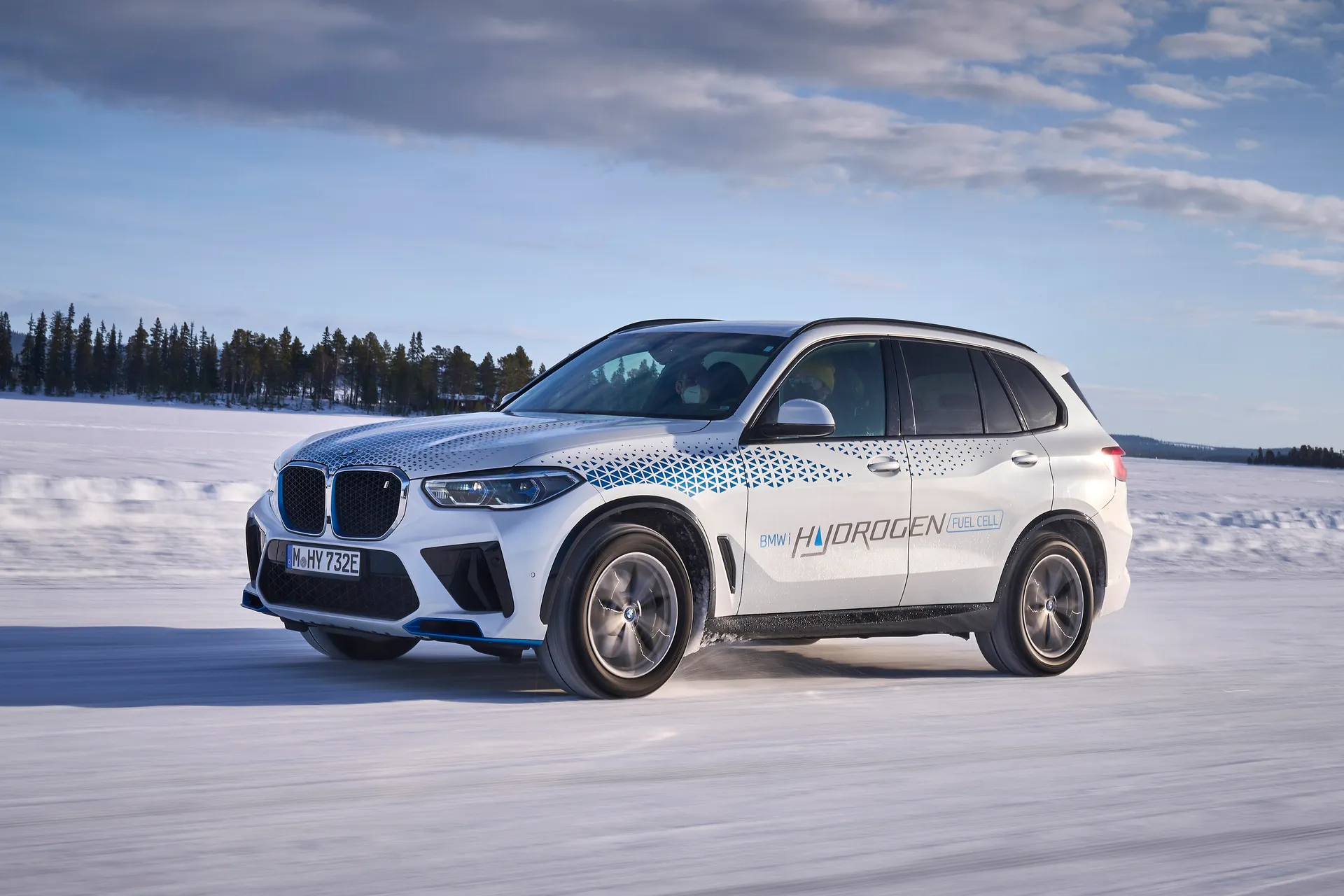 Được 2 tổng thống nước láng giềng Việt Nam chào đón, VinFast 'bỏ xăng làm điện' là đúng hướng? - Ảnh 6