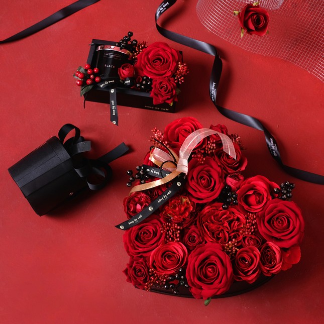 Bánh ngọt, socola, hoa hồng Valentine: Mẫu mã bắt mắt, giá từ vài trăm đến cả chục triệu đồng - Ảnh 12