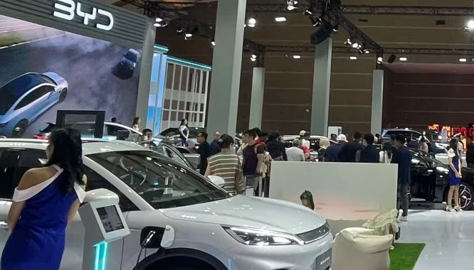 Nikkei: VinFast và BYD cùng tấn công thị trường xe điện lớn nhất Đông Nam Á, cuộc đua xe điện giá rẻ ngày càng khốc liệt - Ảnh 2