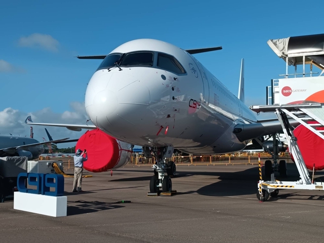 Lần đầu đến Việt Nam, máy bay “made in Trung Quốc” bịt kín 1 thứ - Ảnh 3