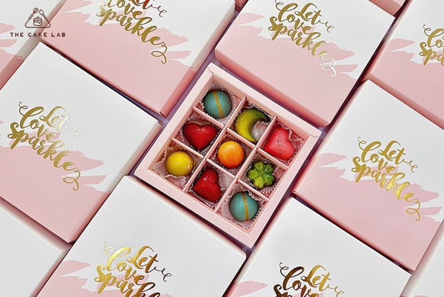 Bánh ngọt, socola, hoa hồng Valentine: Mẫu mã bắt mắt, giá từ vài trăm đến cả chục triệu đồng - Ảnh 5