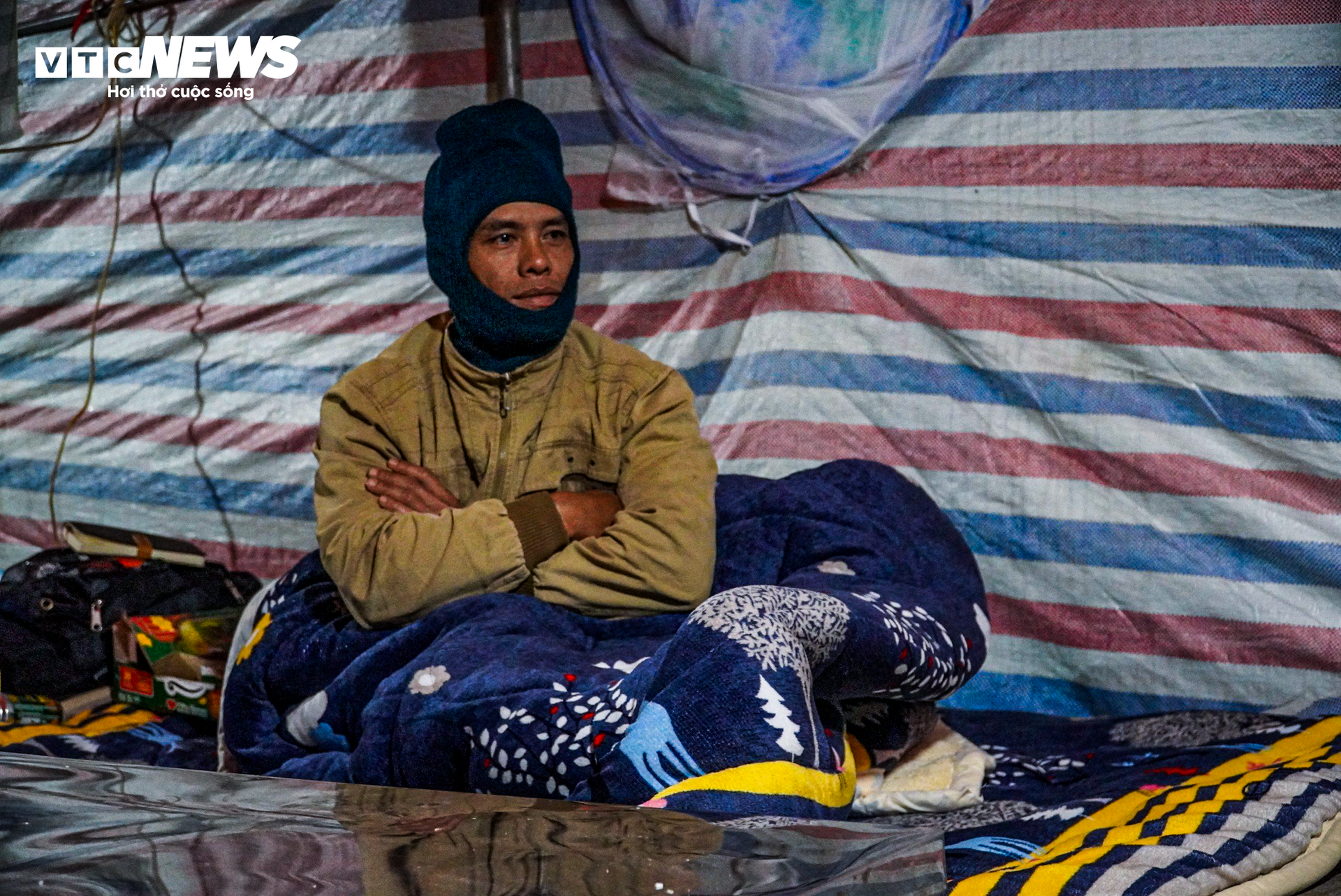 Tiểu thương ăn ngủ cùng hoa, mong khách đừng chờ 30 Tết mới mua cây - Ảnh 13