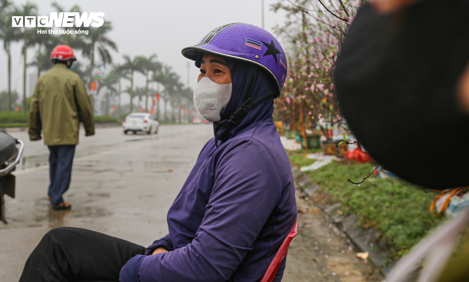 Tiểu thương ăn ngủ cùng hoa, mong khách đừng chờ 30 Tết mới mua cây - Ảnh 3