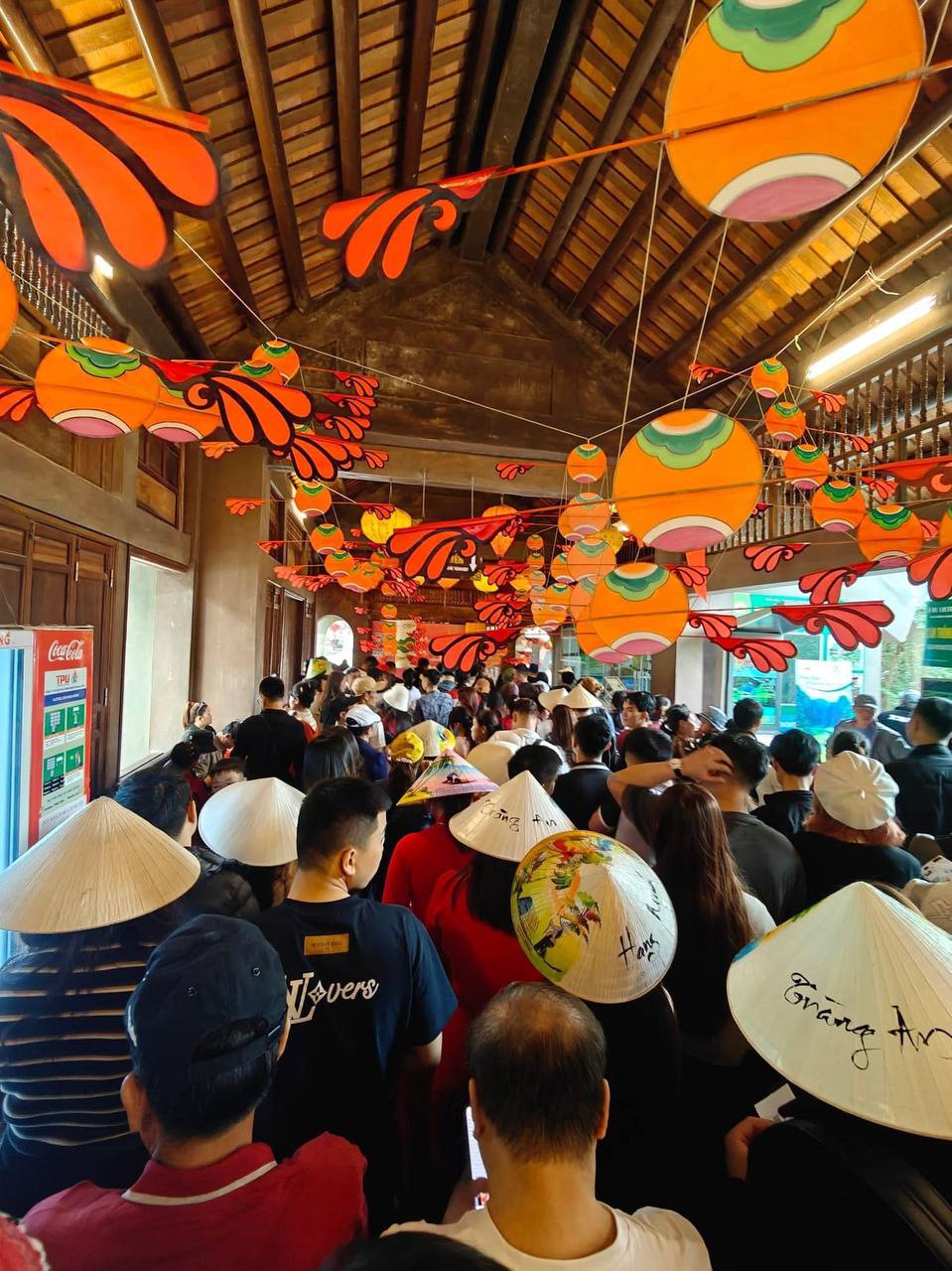 Đông hơn cả Tết: Ninh Bình mùng 9 vẫn chật cứng người, dân tình xếp hàng hơn 2 tiếng để xuống đò vào Tràng An - Ảnh 14