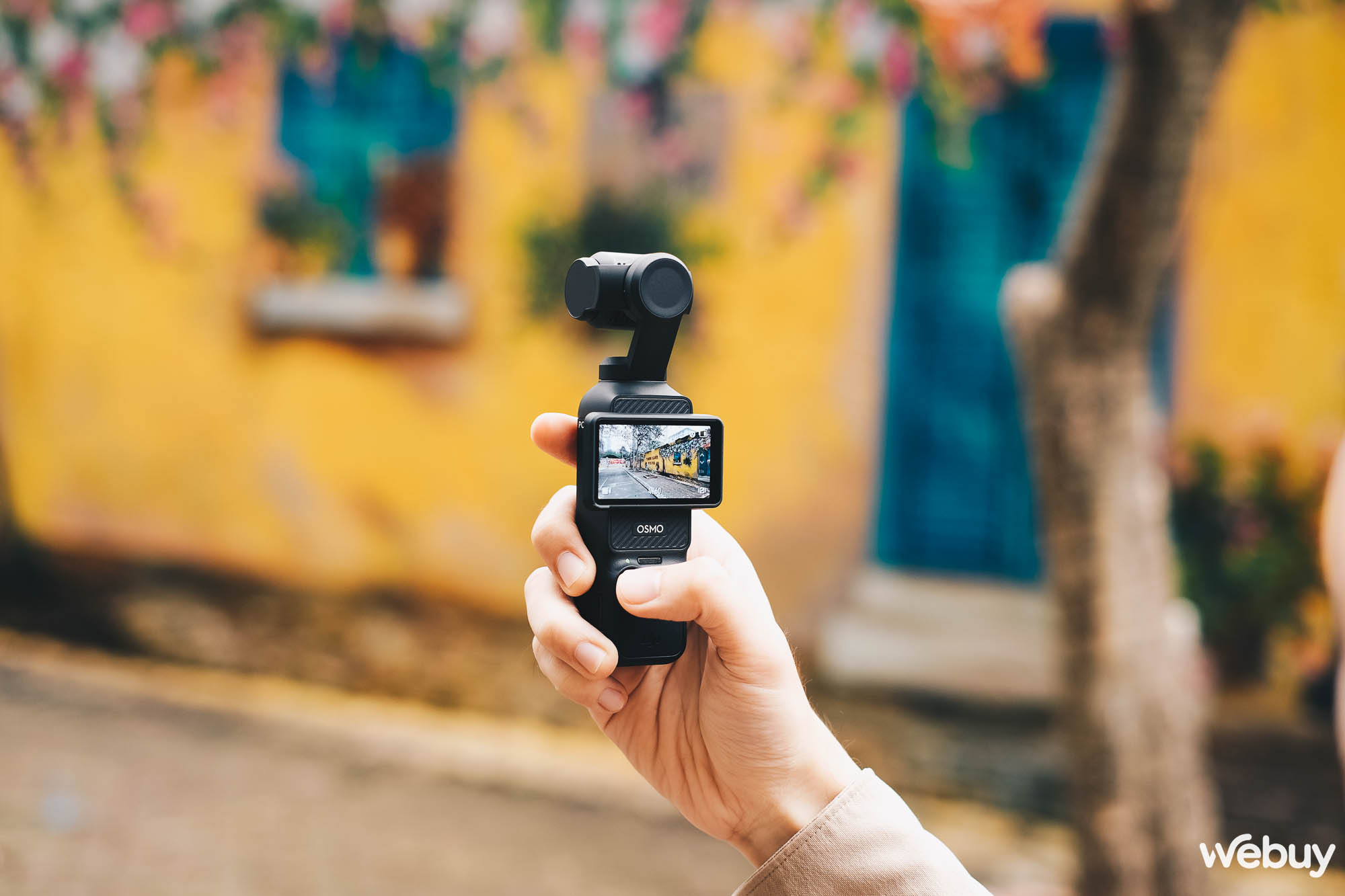 Chiếc camera này có gì đặc biệt mà đang "cháy hàng" tại Việt Nam dù giá cao ngất ngưởng? - Ảnh 1