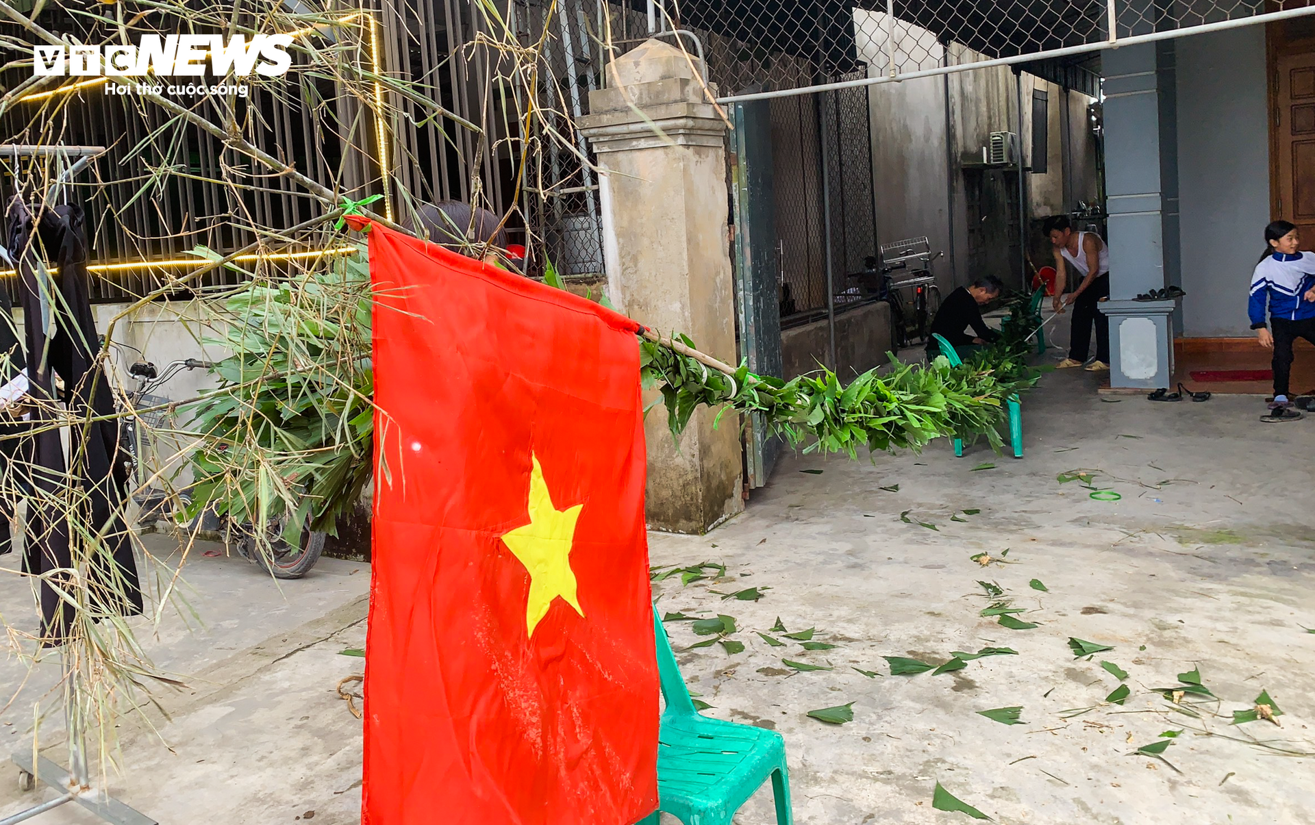 Bỏ túi tiền triệu mỗi ngày từ dịch vụ làm cây ‘trừ tà’ - Ảnh 12