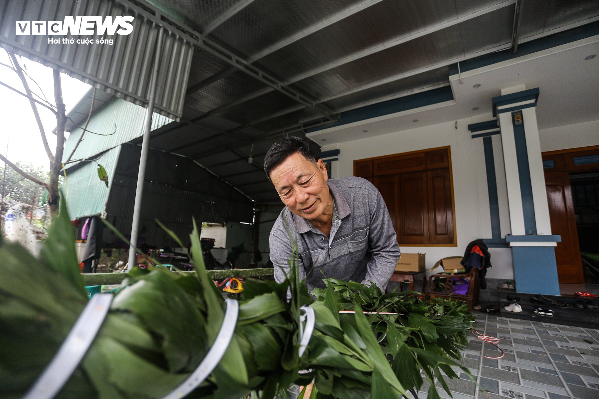 Bỏ túi tiền triệu mỗi ngày từ dịch vụ làm cây ‘trừ tà’ - Ảnh 4