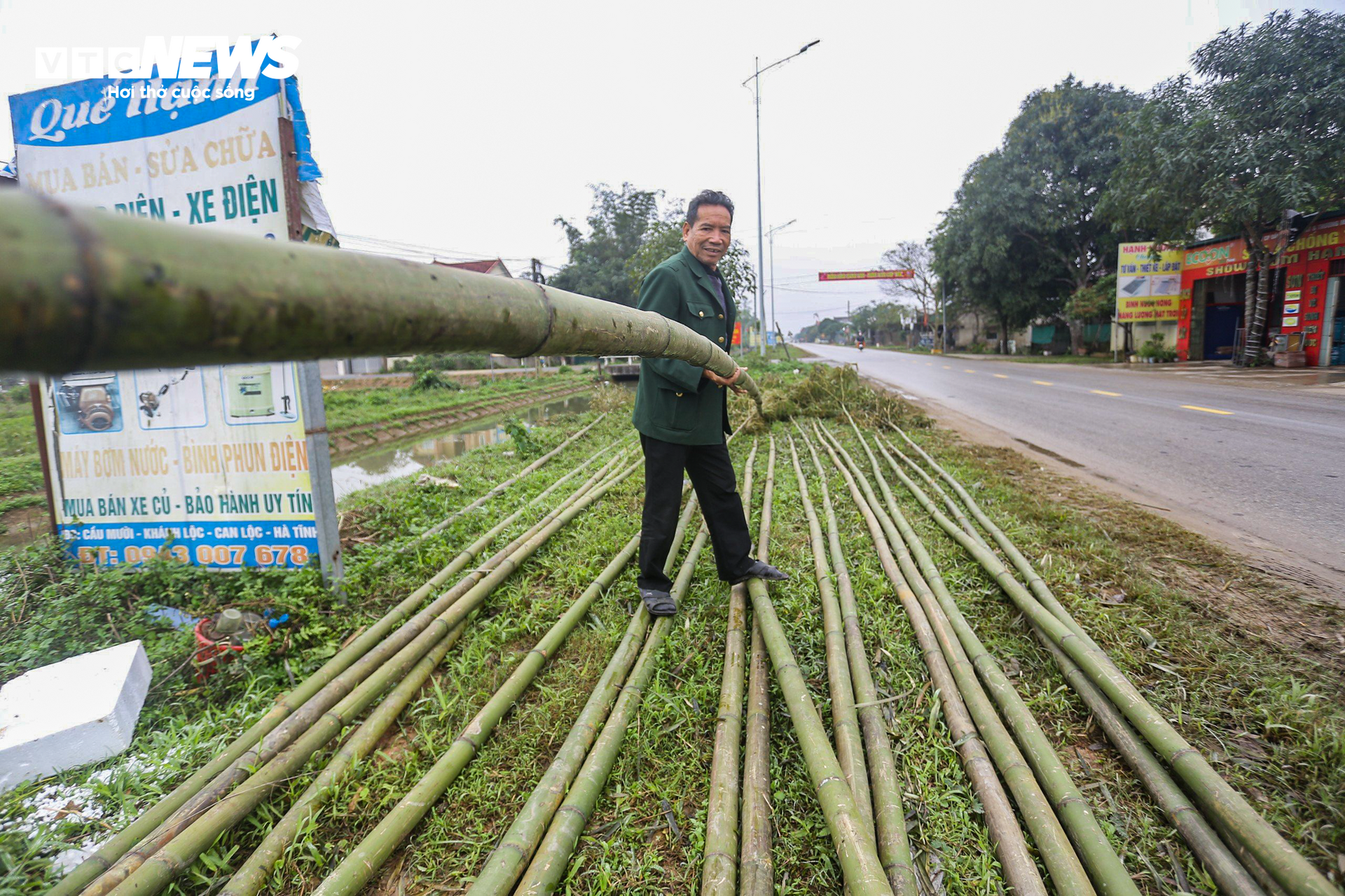 Bỏ túi tiền triệu mỗi ngày từ dịch vụ làm cây ‘trừ tà’ - Ảnh 6