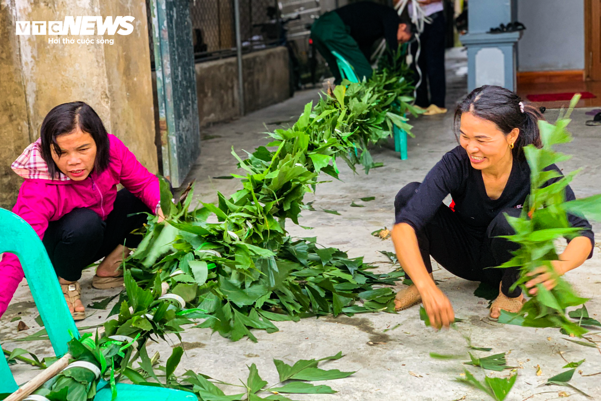 Bỏ túi tiền triệu mỗi ngày từ dịch vụ làm cây ‘trừ tà’ - Ảnh 7