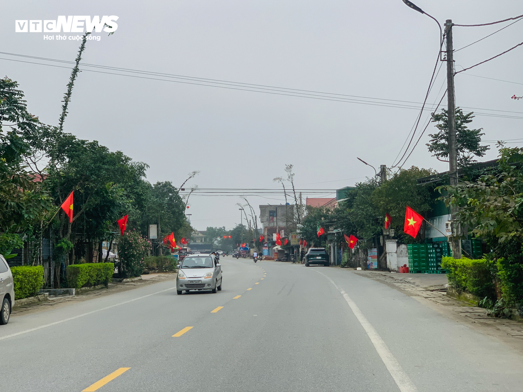 Bỏ túi tiền triệu mỗi ngày từ dịch vụ làm cây ‘trừ tà’ - Ảnh 1