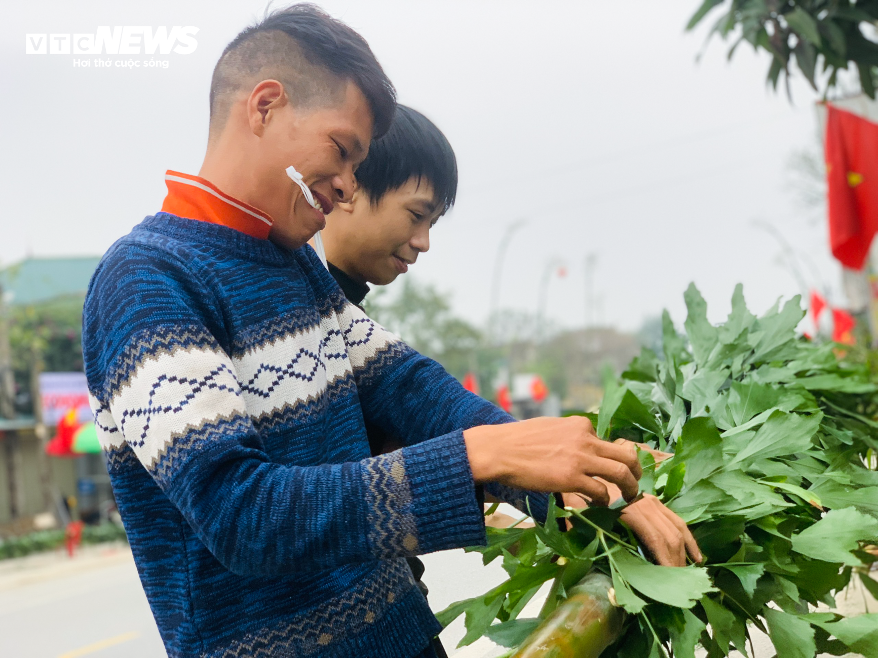 Bỏ túi tiền triệu mỗi ngày từ dịch vụ làm cây ‘trừ tà’ - Ảnh 8