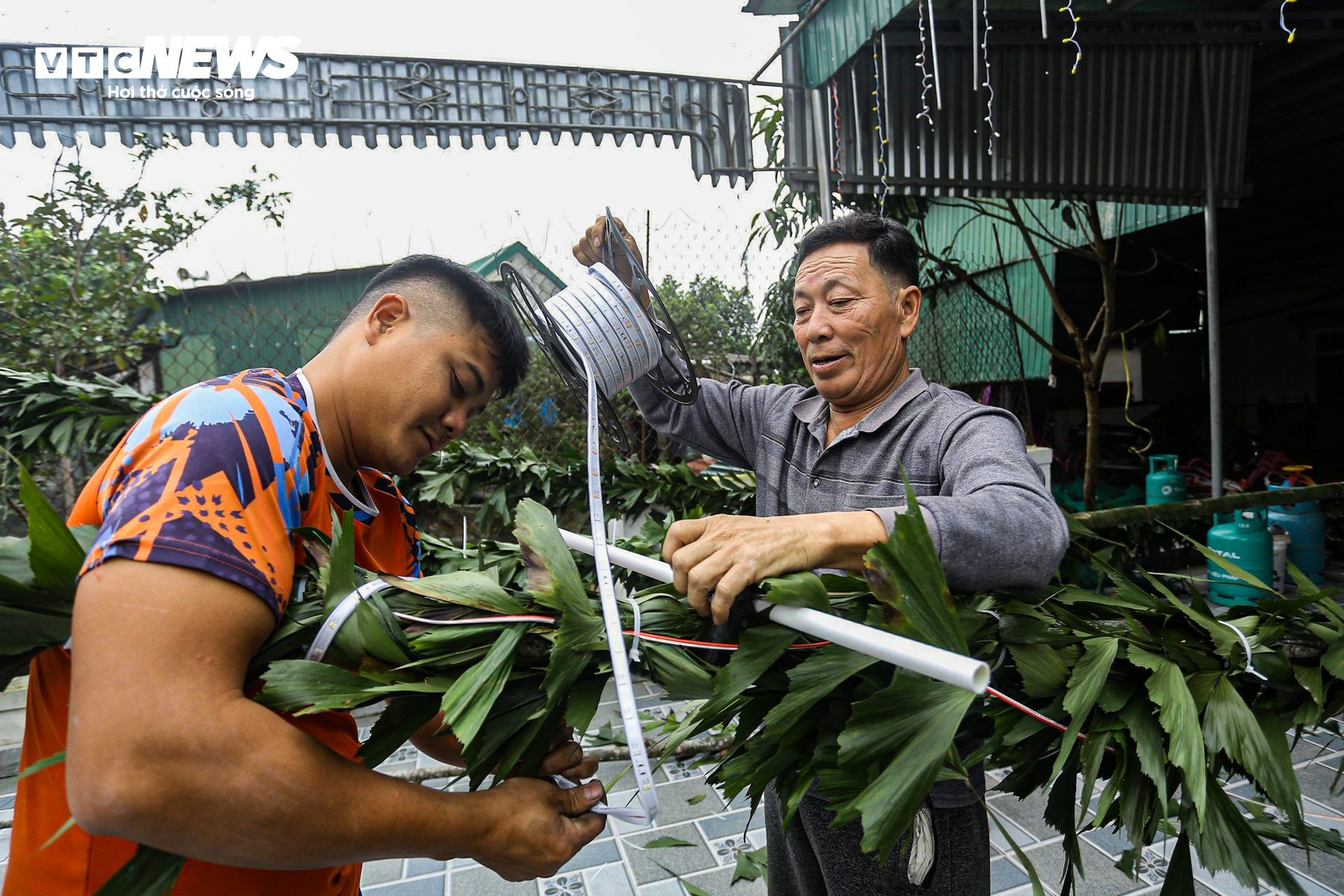 Bỏ túi tiền triệu mỗi ngày từ dịch vụ làm cây ‘trừ tà’ - Ảnh 5