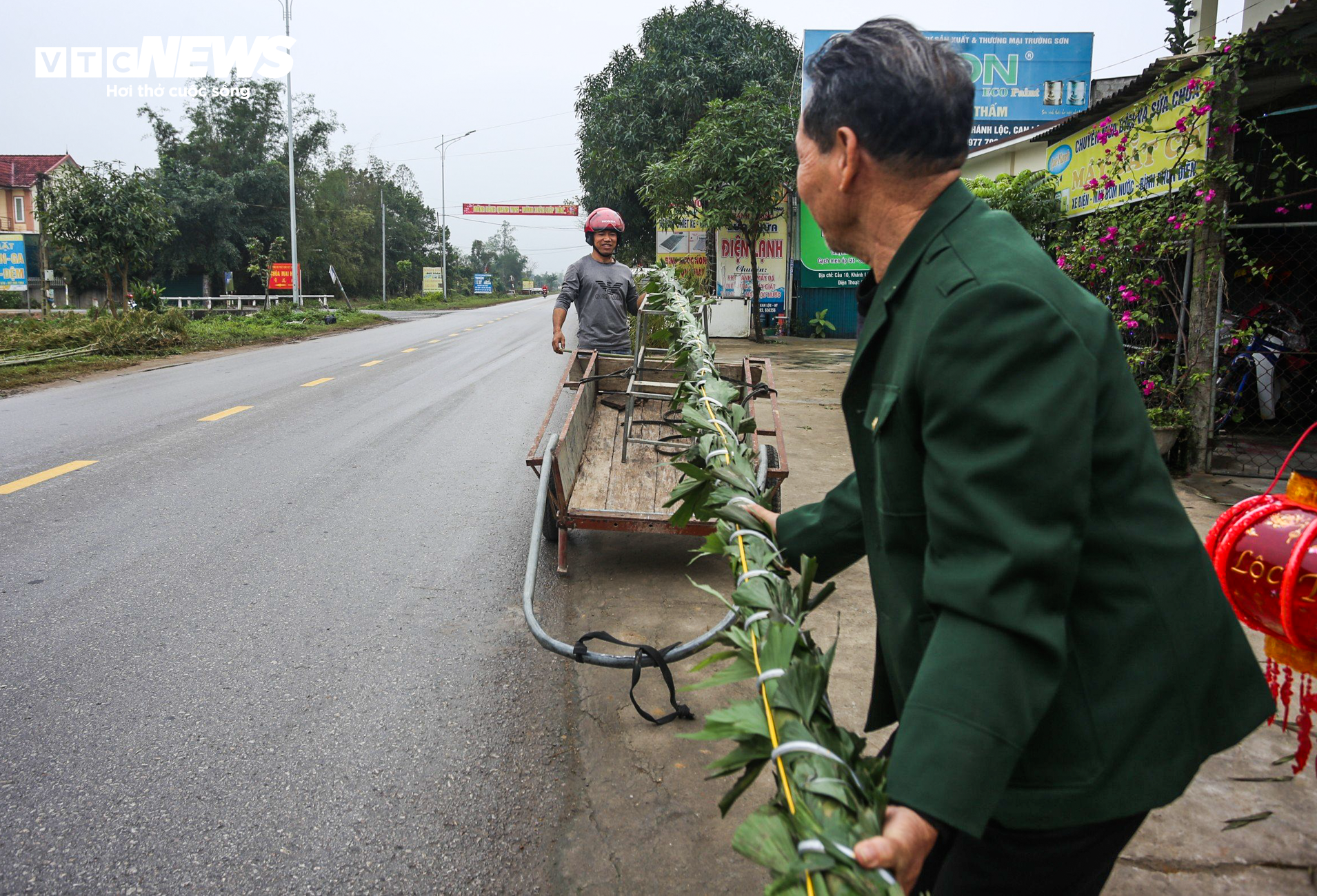 Bỏ túi tiền triệu mỗi ngày từ dịch vụ làm cây ‘trừ tà’ - Ảnh 13