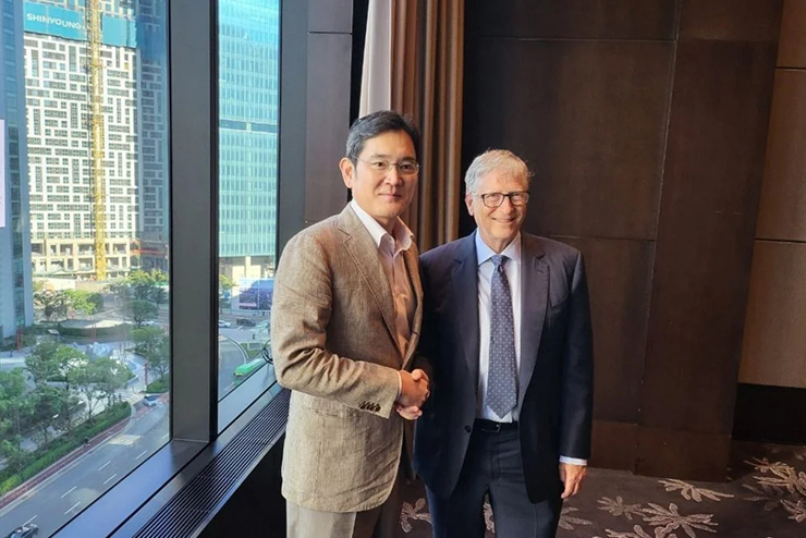 1% giàu nhất thế giới đang dùng điện thoại Android hay iPhone: Người fan cứng, người soi mãi chưa biết dùng máy gì - Ảnh 1