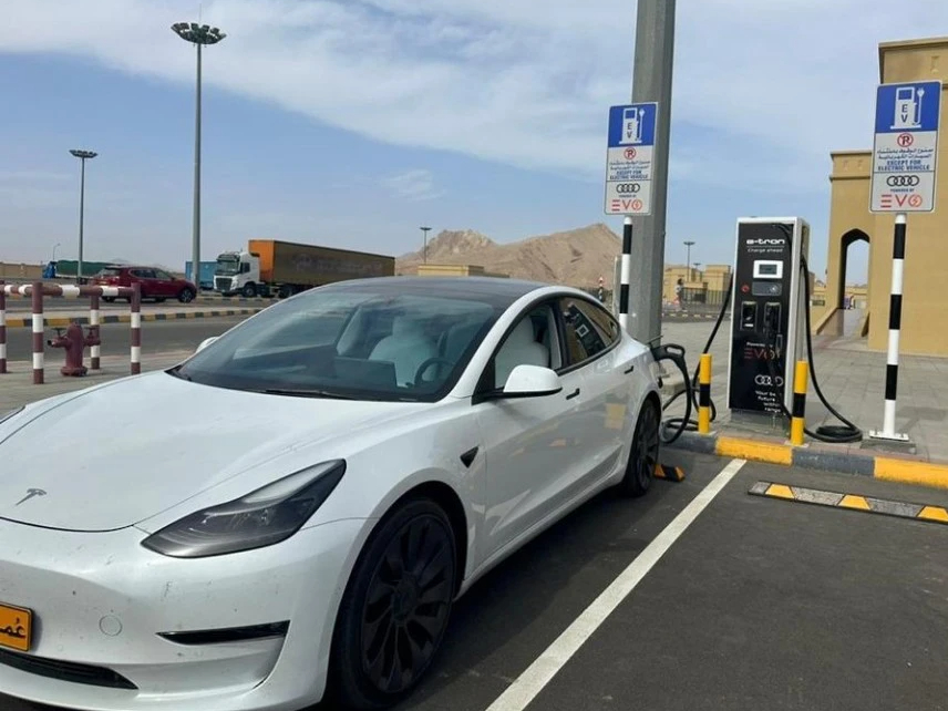 VinFast chơi lớn ở Trung Đông: Sắp bán loạt xe tại quốc gia 'chơi' siêu xe top thế giới, tính mở 13 cửa hàng, xưởng dịch vụ - Ảnh 3