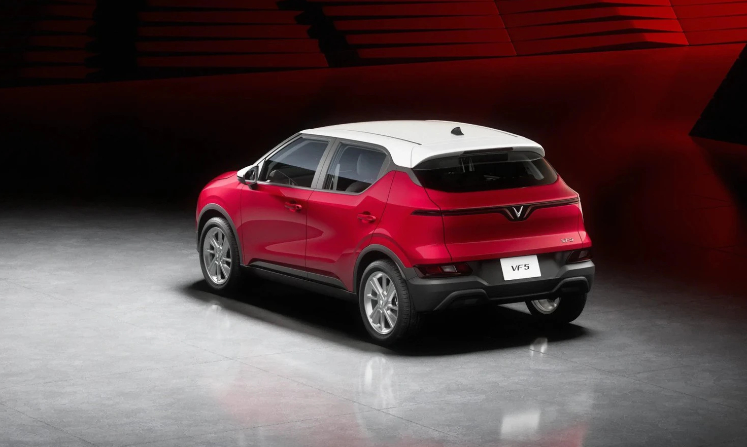 Loạt xe VinFast tay lái nghịch ra mắt: Thiết kế VF 5, VF e34 khác lạ, có trang bị hơn xe ở Việt Nam - Ảnh 5