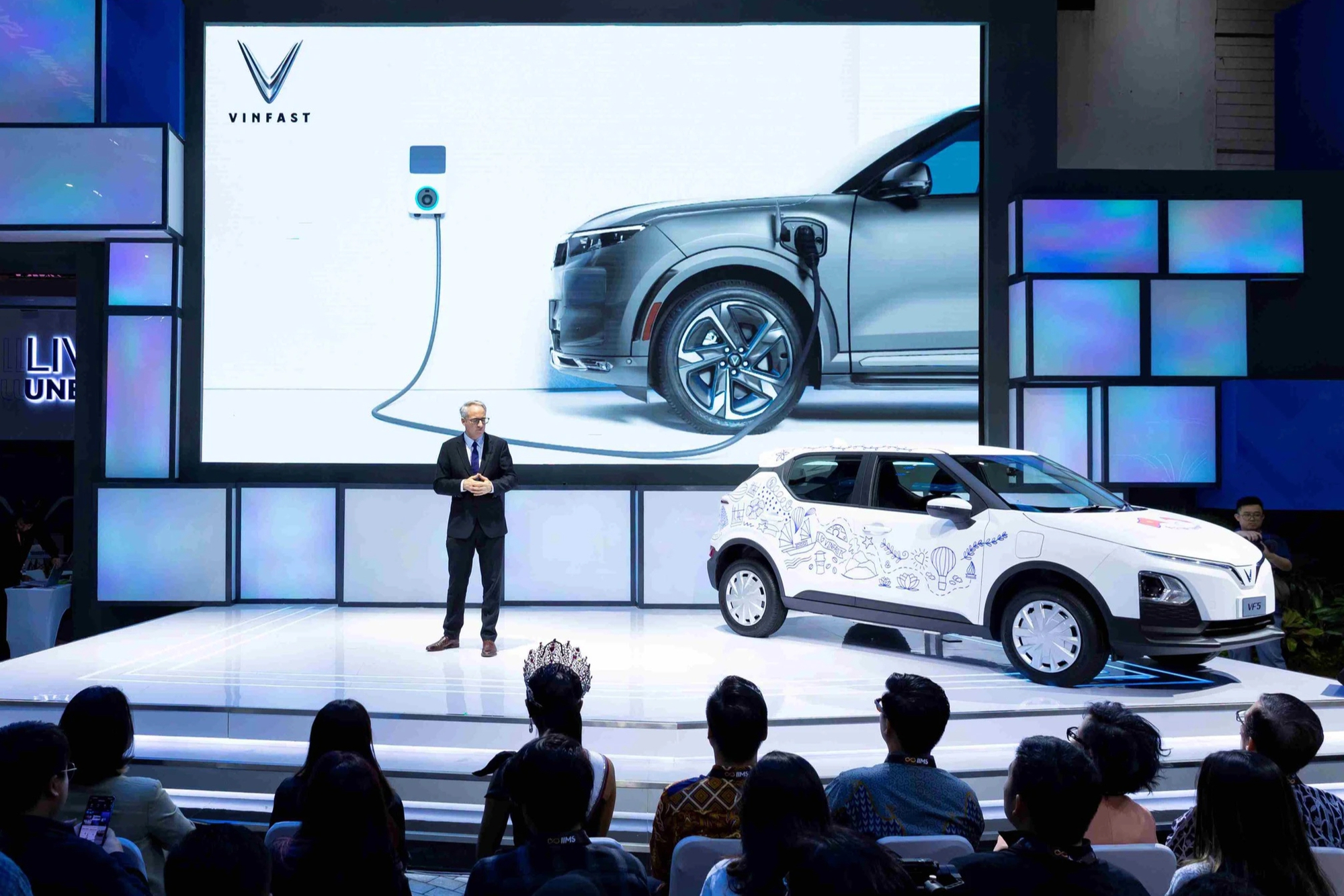 Loạt xe VinFast tay lái nghịch ra mắt: Thiết kế VF 5, VF e34 khác lạ, có trang bị hơn xe ở Việt Nam - Ảnh 1