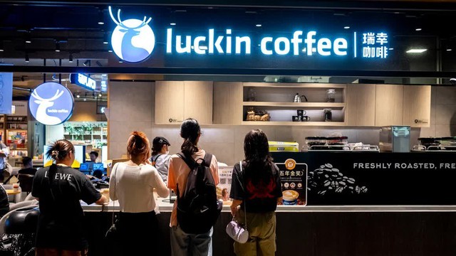 Thế lực nhỏ âm thầm đè bẹp Starbucks tại Trung Quốc: Giá rẻ hơn tới 30%, mỗi năm lại tăng thêm hàng nghìn cửa hàng, chủ yếu bán mang đi và không dùng tiền mặt - Ảnh 1