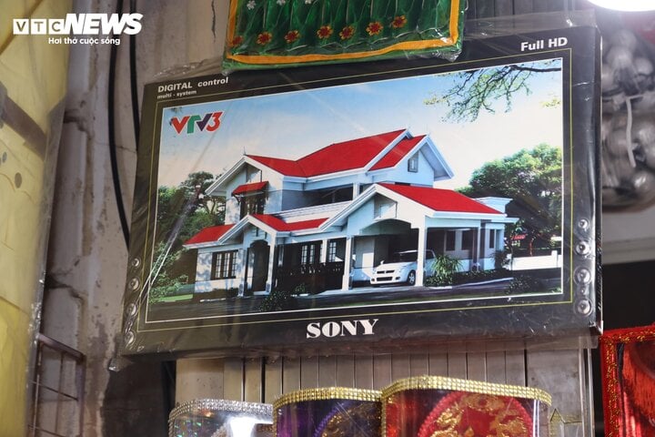 Hàng mã ế ẩm, xe Mercedes, tivi Sony treo ngược lên tường - Ảnh 7