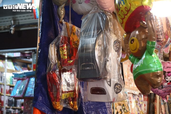 Hàng mã ế ẩm, xe Mercedes, tivi Sony treo ngược lên tường - Ảnh 8