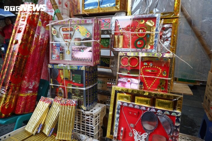 Hàng mã ế ẩm, xe Mercedes, tivi Sony treo ngược lên tường - Ảnh 5