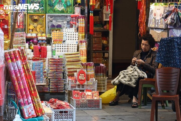 Hàng mã ế ẩm, xe Mercedes, tivi Sony treo ngược lên tường - Ảnh 4