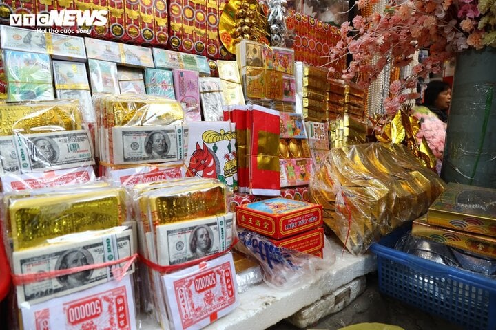 Hàng mã ế ẩm, xe Mercedes, tivi Sony treo ngược lên tường - Ảnh 2