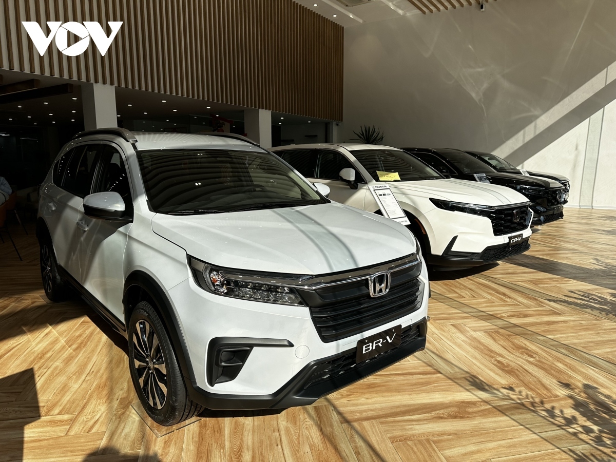 Thị trường ô tô dịp gần Tết: Cung dồi dào, cầu giảm mạnh - Ảnh 1