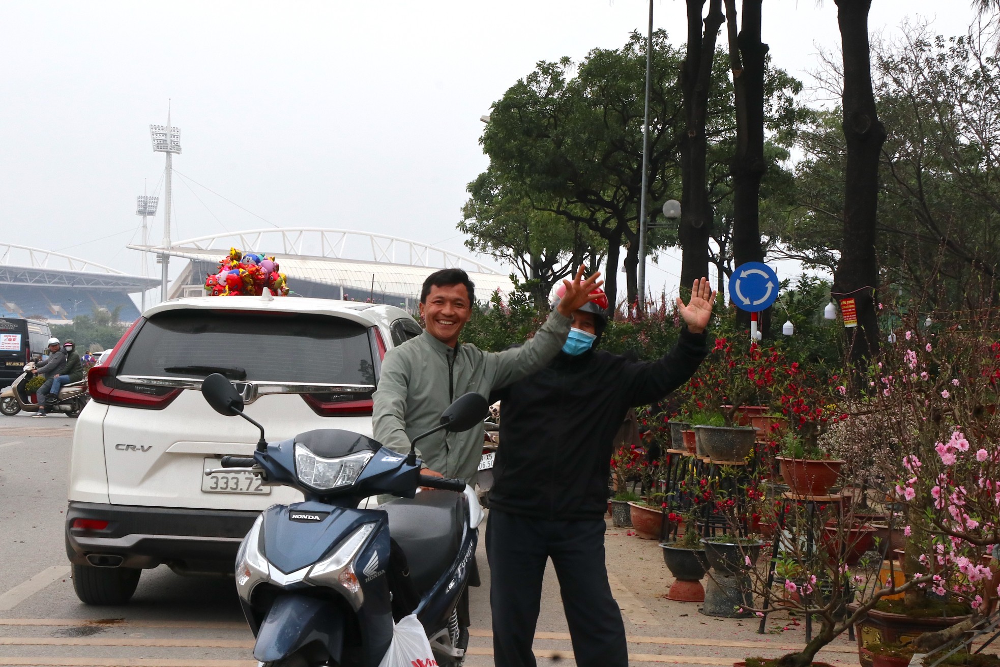 Mới 28 Tết đào quất đã 'đổ' ra đường, chỉ 80.000 đồng/cây - Ảnh 13