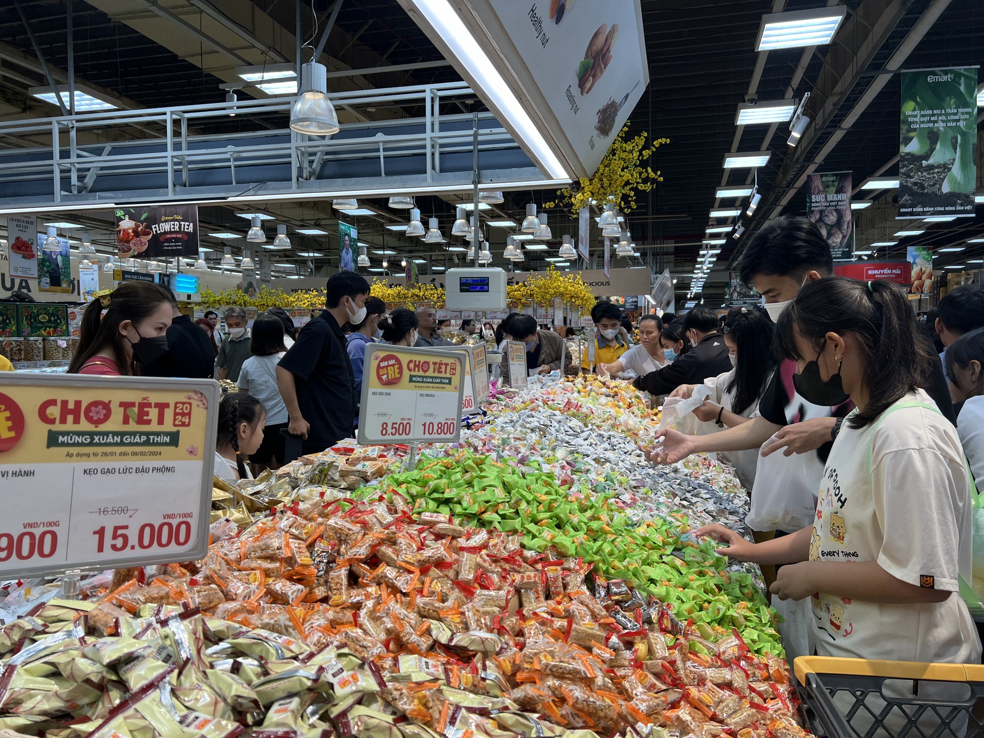 Siêu thị cận Tết: Đêm muộn vẫn xếp hàng 'rồng rắn' chờ thanh toán - Ảnh 2