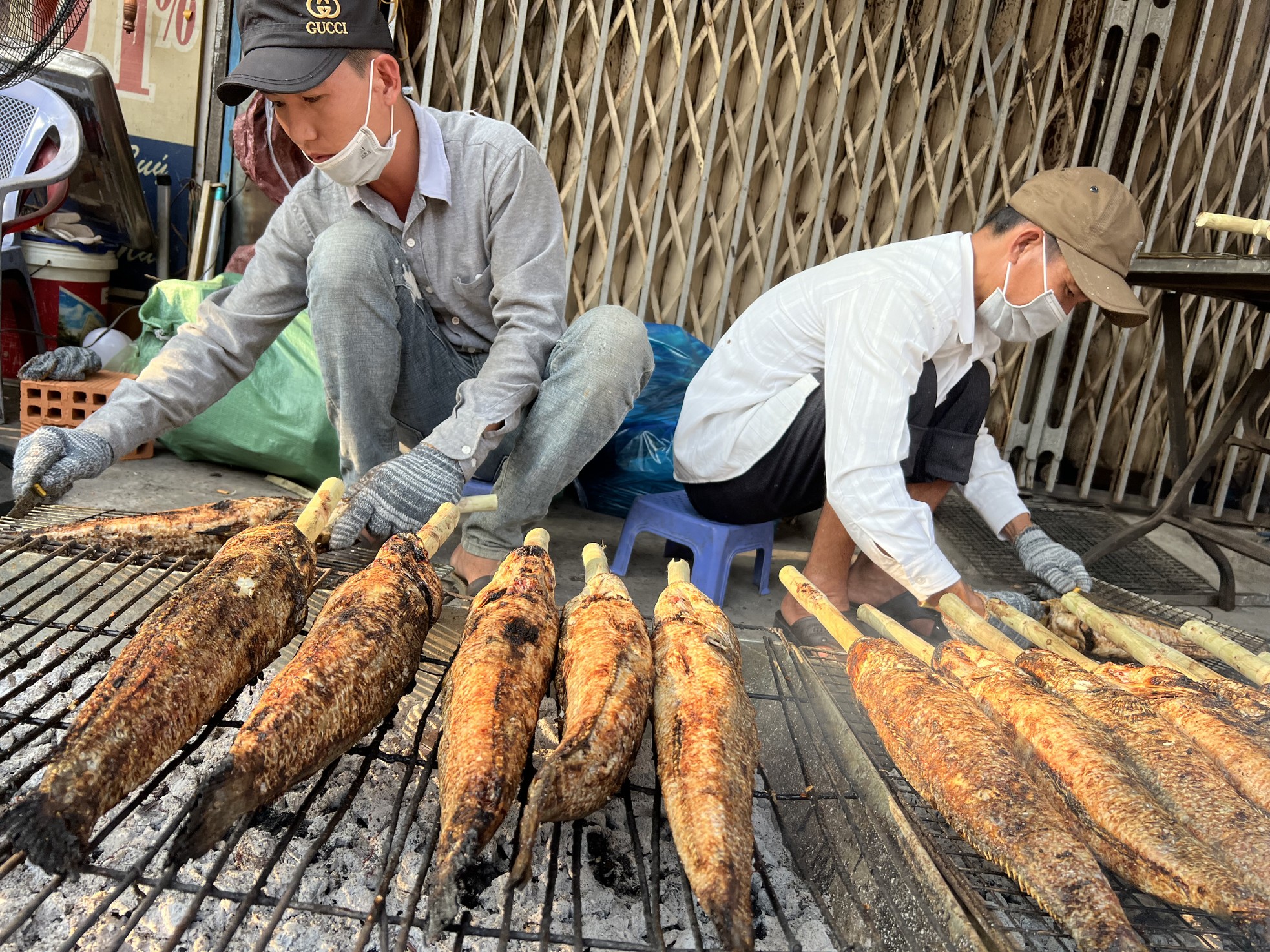 Phố 'cá lóc nướng' ở TPHCM nổi lửa xuyên đêm trước ngày vía Thần Tài - Ảnh 5