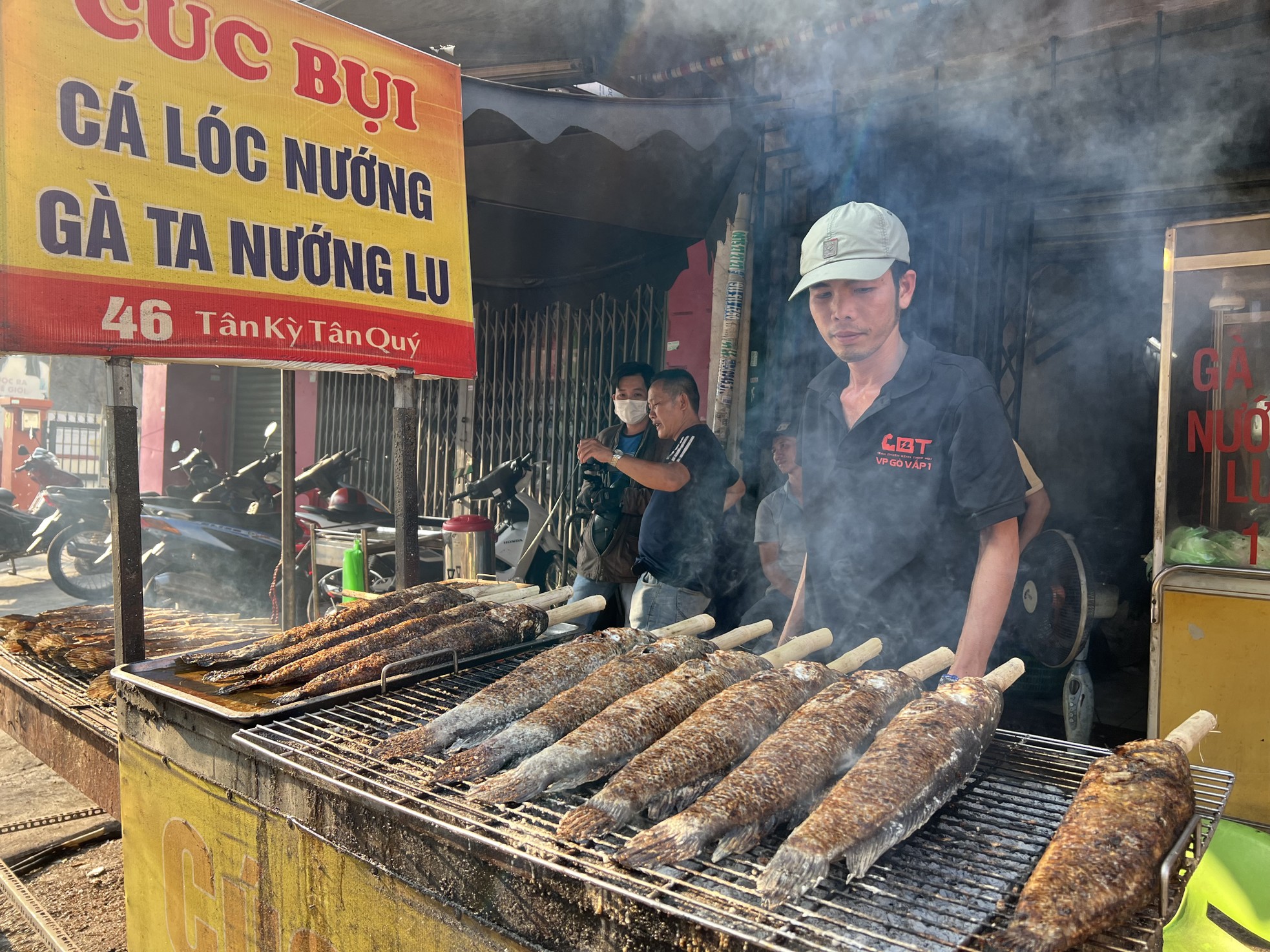 Phố 'cá lóc nướng' ở TPHCM nổi lửa xuyên đêm trước ngày vía Thần Tài - Ảnh 3