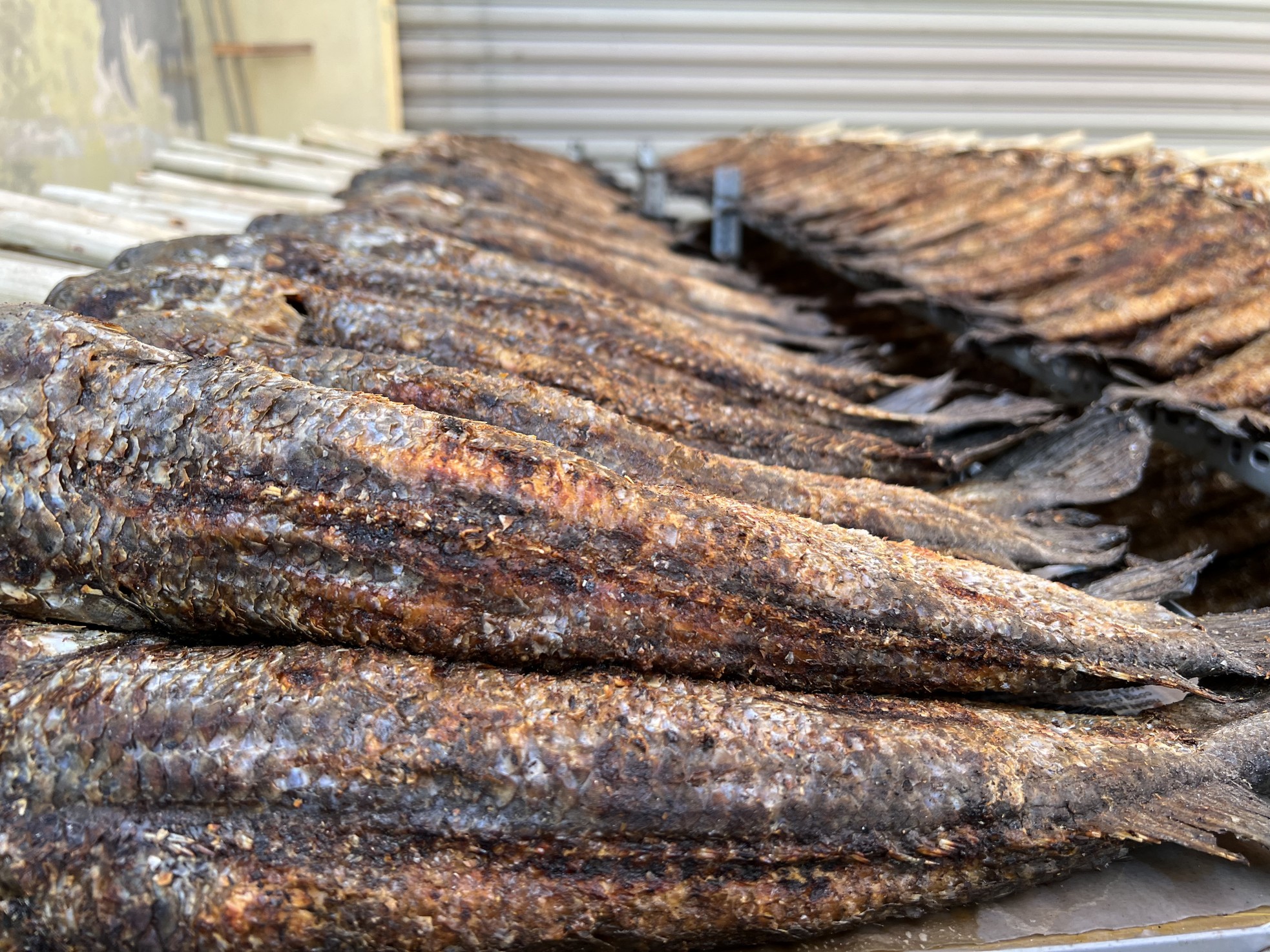 Phố 'cá lóc nướng' ở TPHCM nổi lửa xuyên đêm trước ngày vía Thần Tài - Ảnh 7