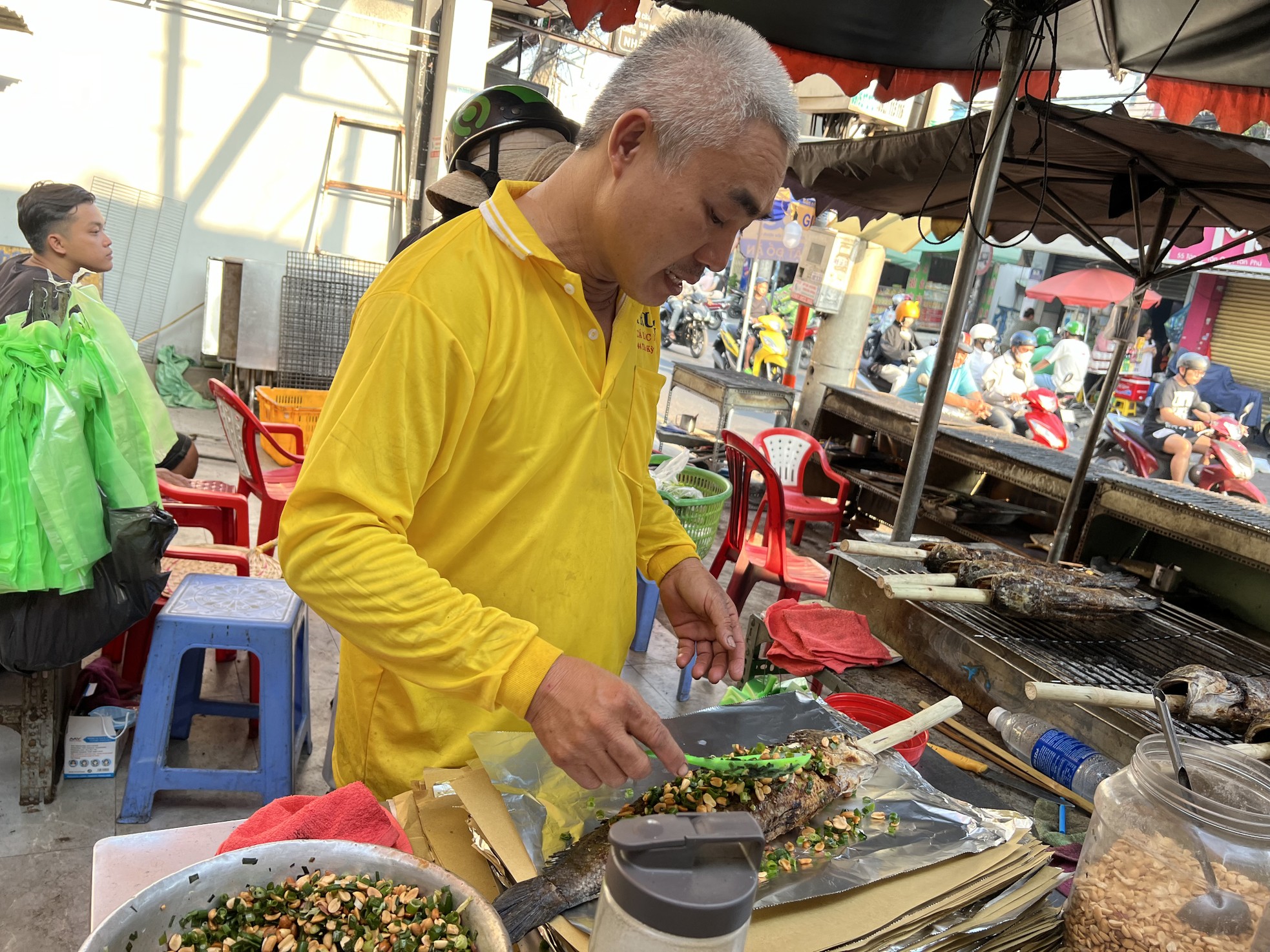 Phố 'cá lóc nướng' ở TPHCM nổi lửa xuyên đêm trước ngày vía Thần Tài - Ảnh 8