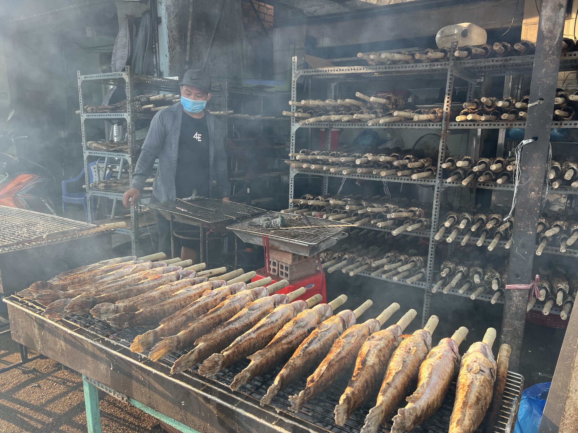 Phố 'cá lóc nướng' ở TPHCM nổi lửa xuyên đêm trước ngày vía Thần Tài - Ảnh 6