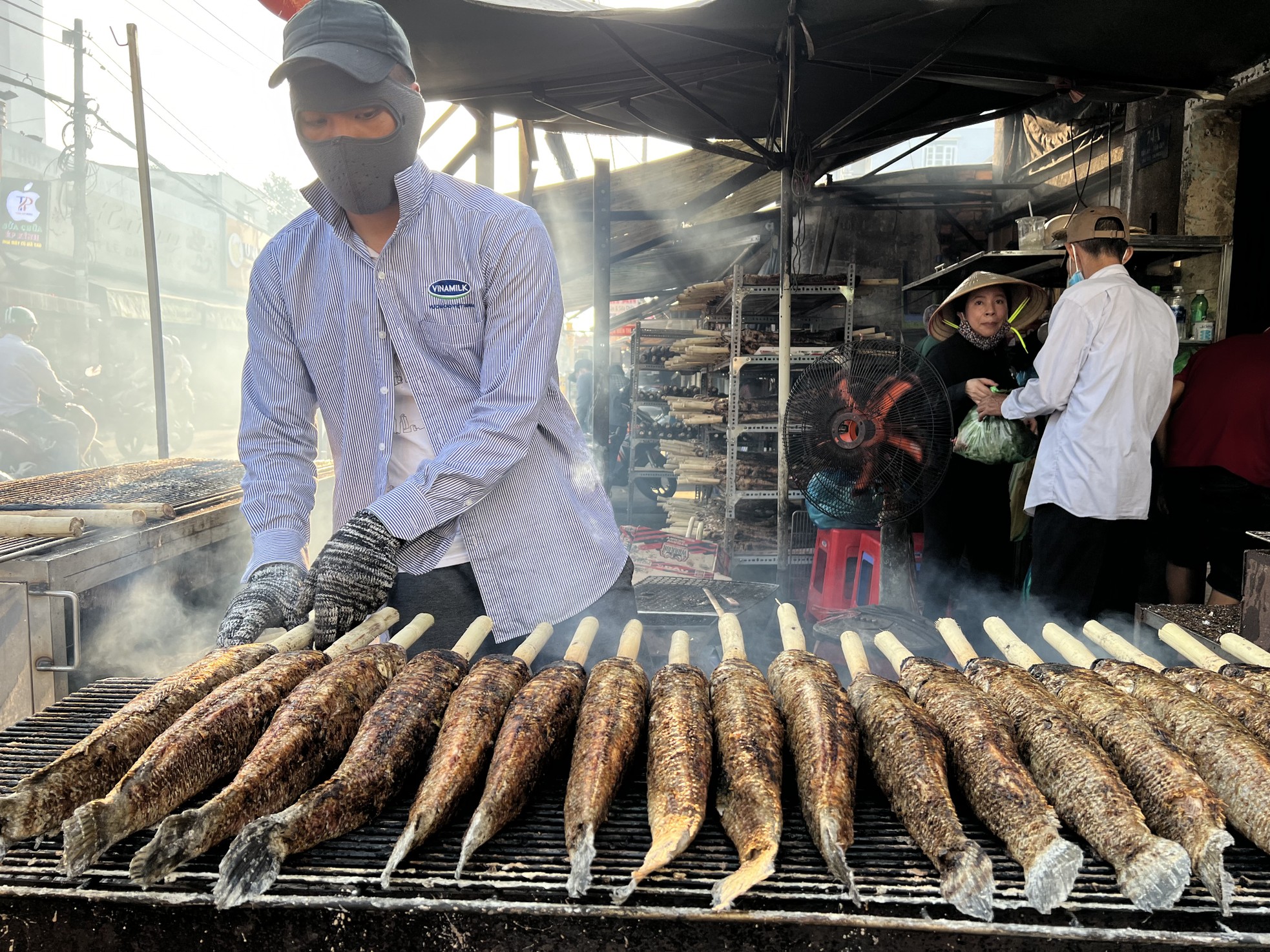 Phố 'cá lóc nướng' ở TPHCM nổi lửa xuyên đêm trước ngày vía Thần Tài - Ảnh 9