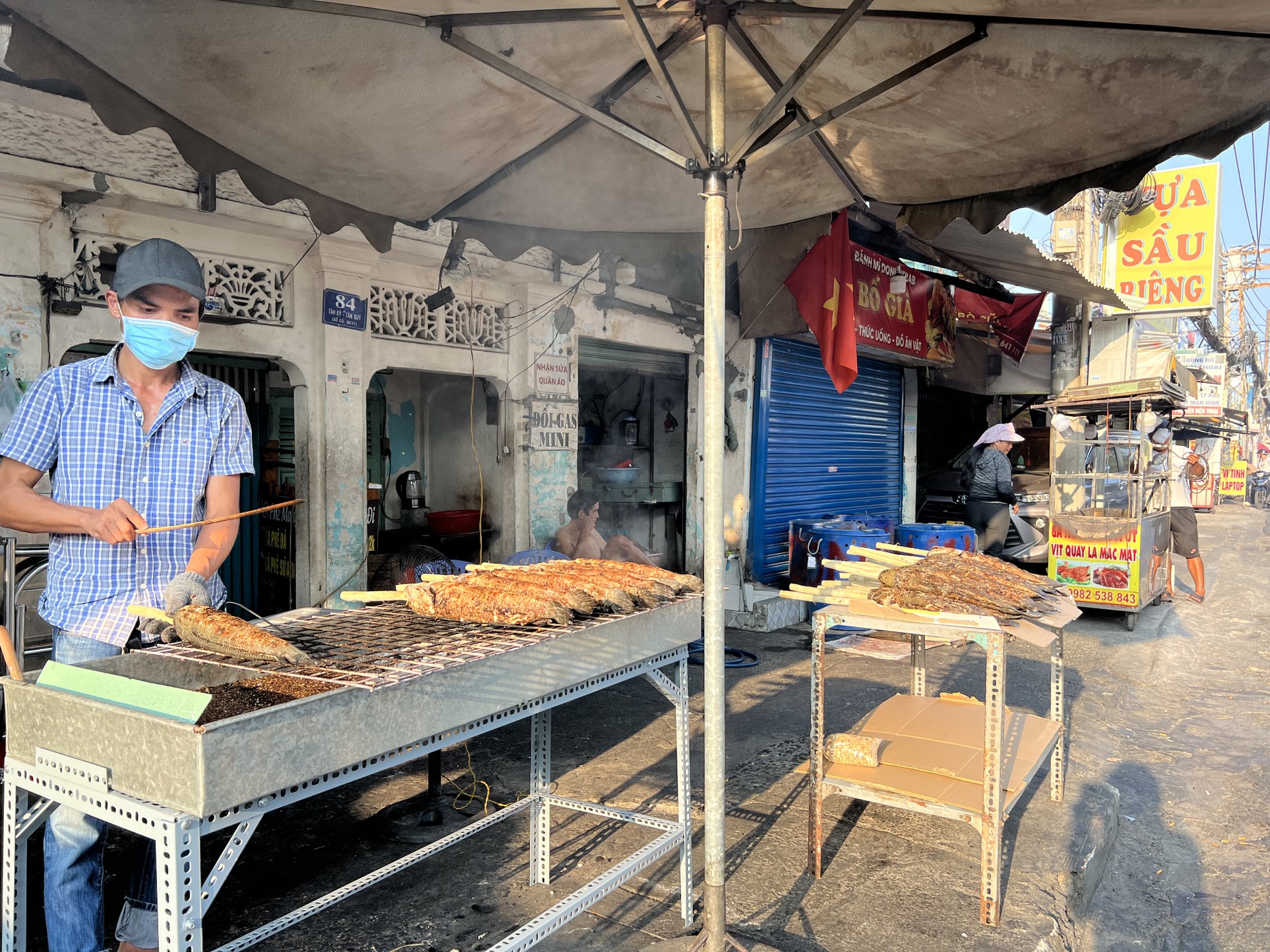 Phố 'cá lóc nướng' ở TPHCM nổi lửa xuyên đêm trước ngày vía Thần Tài - Ảnh 1