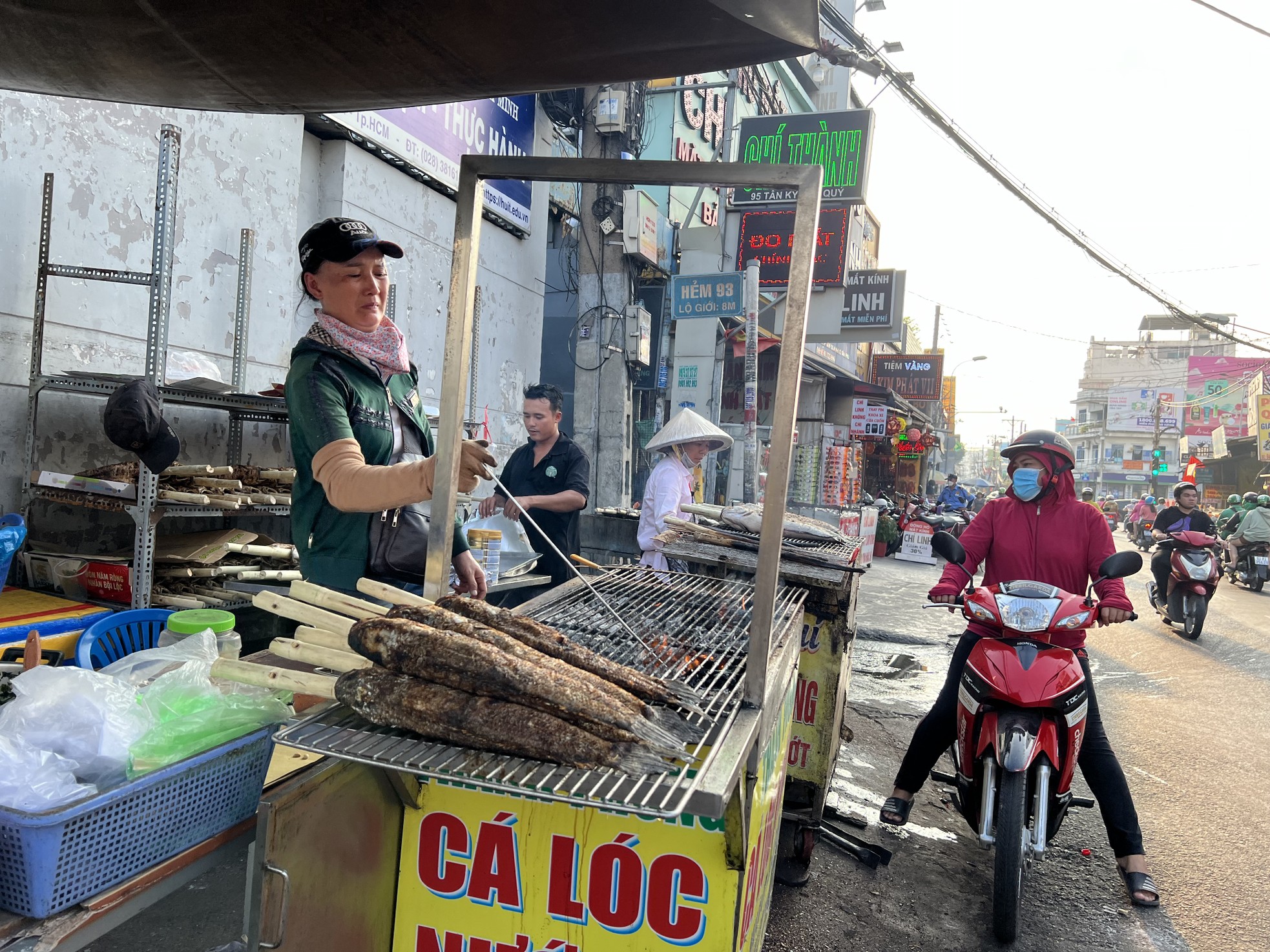 Phố 'cá lóc nướng' ở TPHCM nổi lửa xuyên đêm trước ngày vía Thần Tài - Ảnh 10